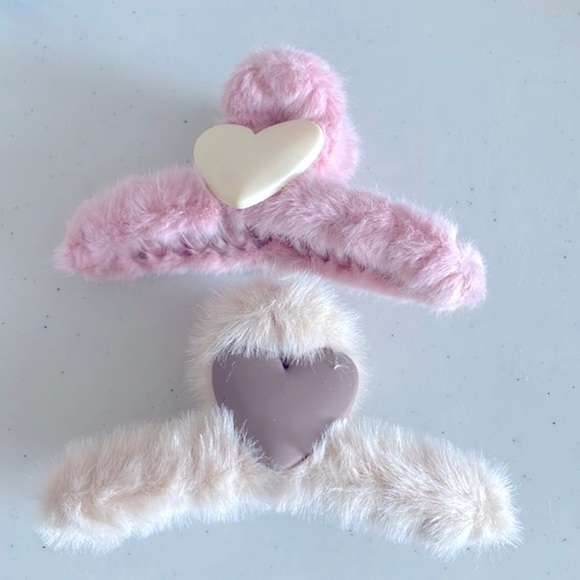 Accessories - NWT Furry Claw Clip - 2pk